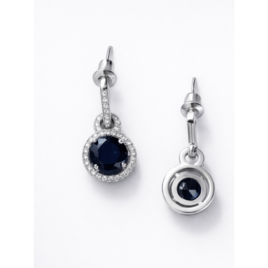 Małe, efektowne kolczyki z ciemnym kamieniem – subtelny blask.